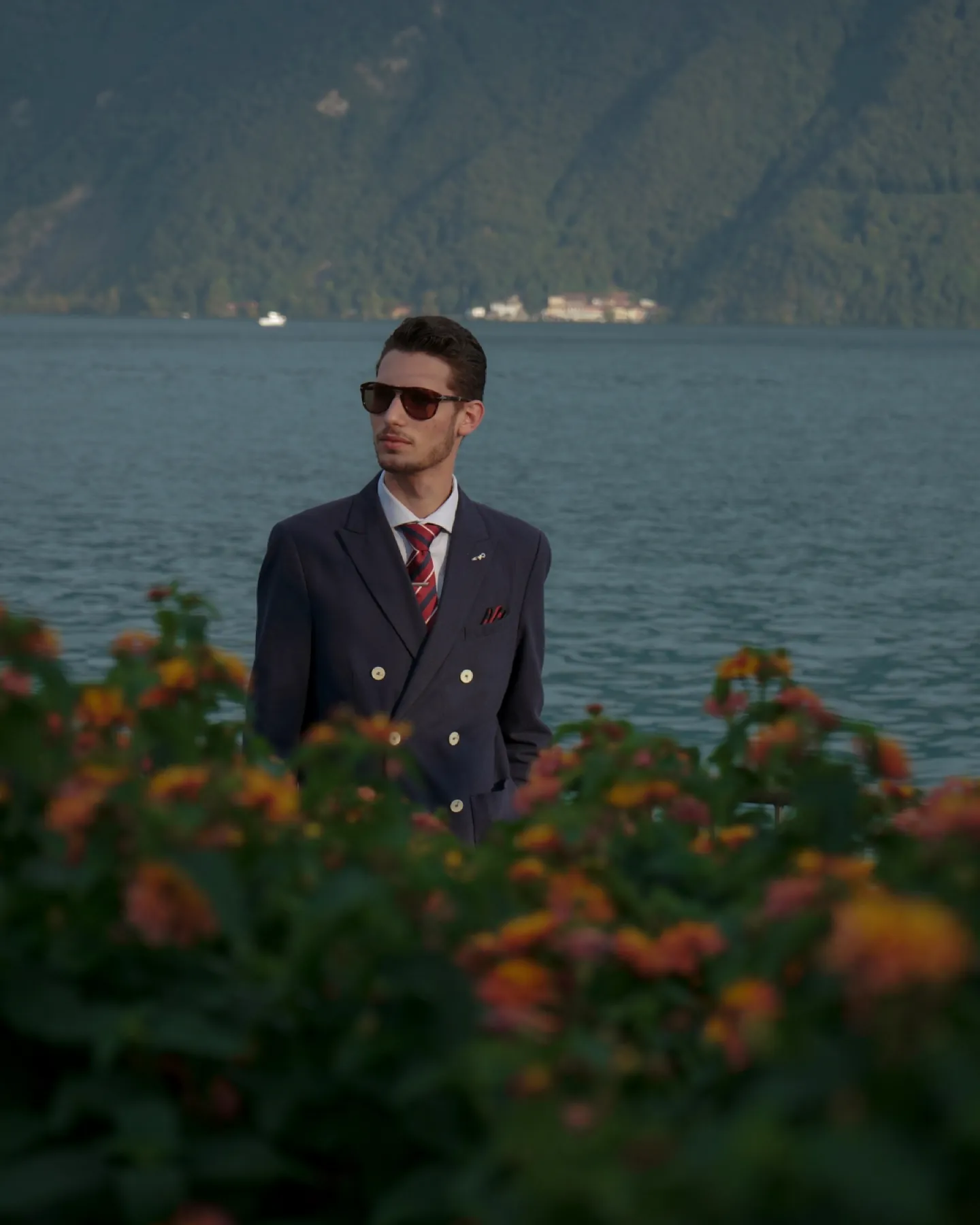 Patrick Liverani in riva al lago al tramonto, lontano dalla scrivania